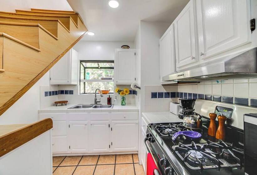 Treetop Topanga Cabin W/ Deck & Mountain Views!