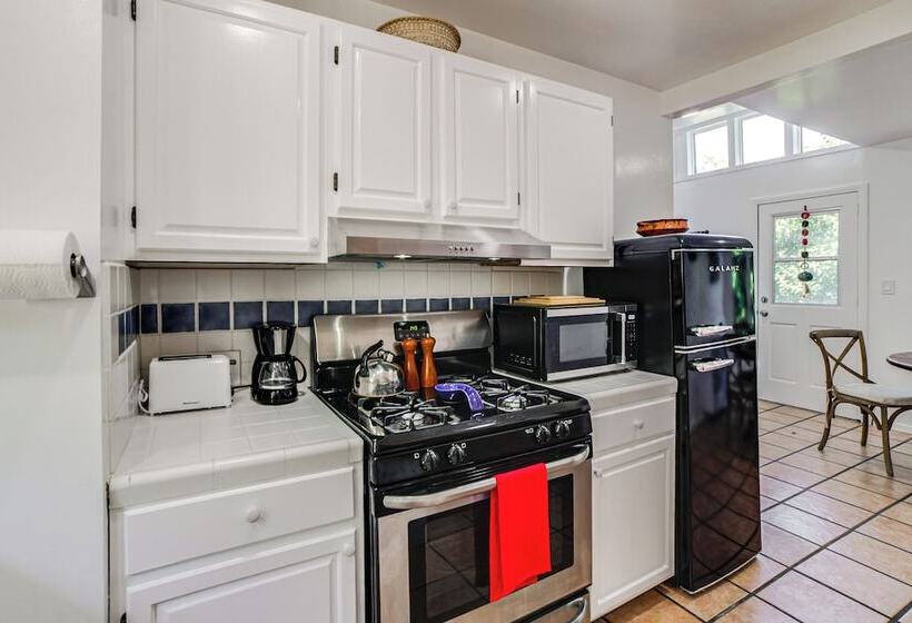 Treetop Topanga Cabin W/ Deck & Mountain Views!