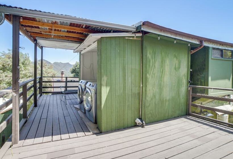 Treetop Topanga Cabin W/ Deck & Mountain Views!