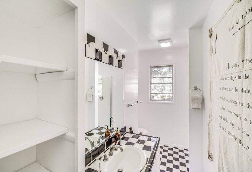 Treetop Topanga Cabin W/ Deck & Mountain Views!