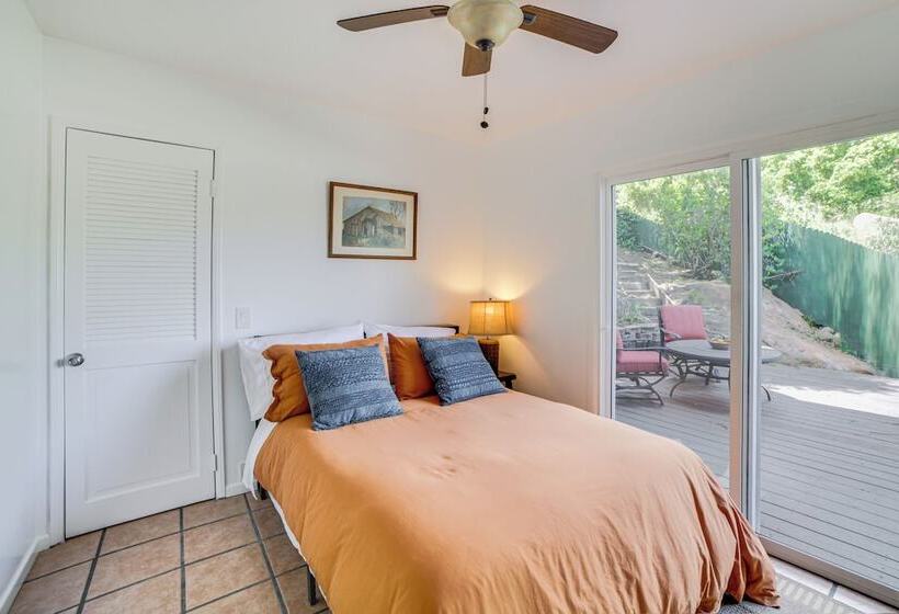 Treetop Topanga Cabin W/ Deck & Mountain Views!