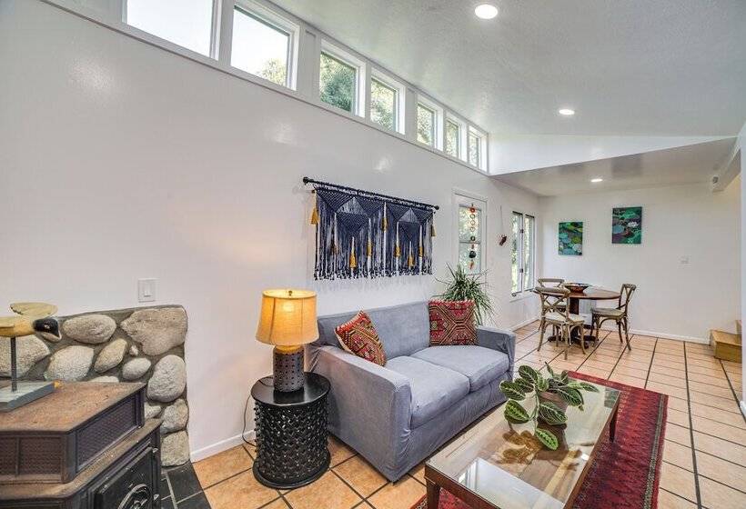 Treetop Topanga Cabin W/ Deck & Mountain Views!