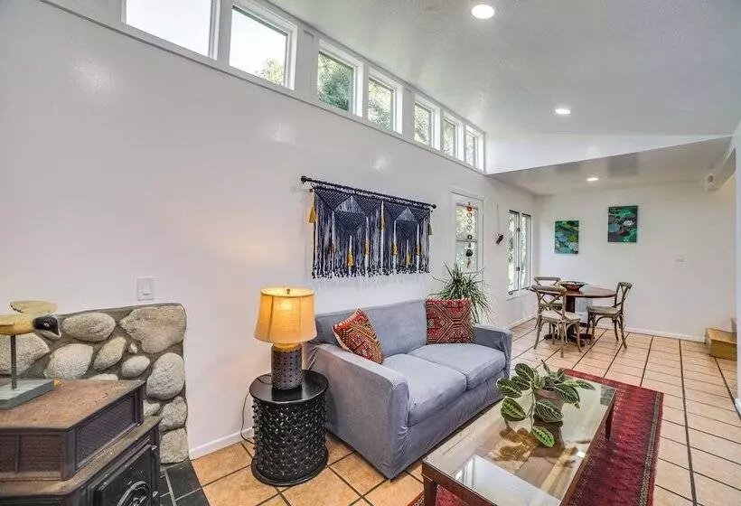 Treetop Topanga Cabin W/ Deck & Mountain Views!