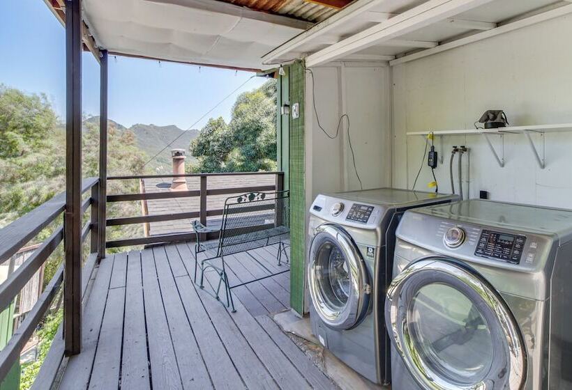 Treetop Topanga Cabin W/ Deck & Mountain Views!