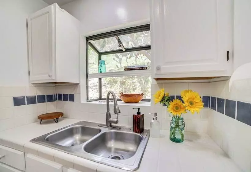 Treetop Topanga Cabin W/ Deck & Mountain Views!