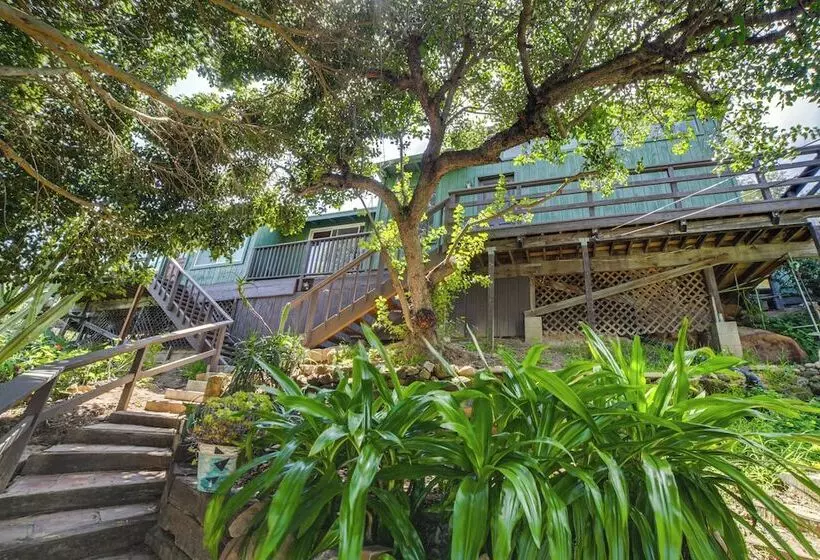 Treetop Topanga Cabin W/ Deck & Mountain Views!