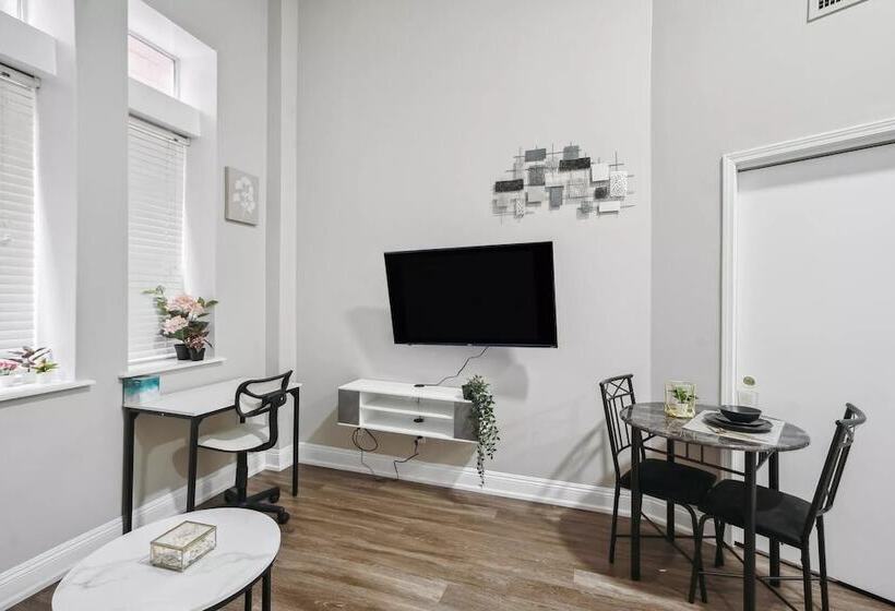 Hotel Crown Gem Near Dt And Yale