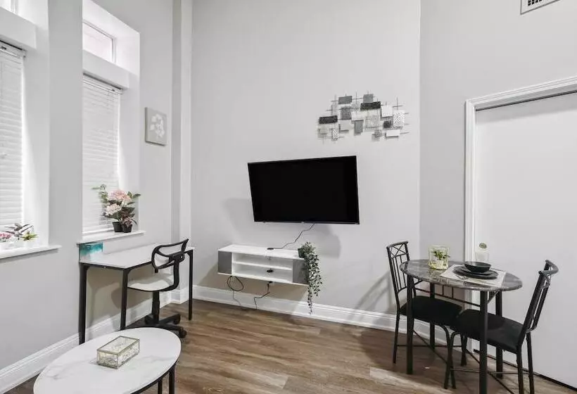 ホテル Crown Gem Near Dt And Yale