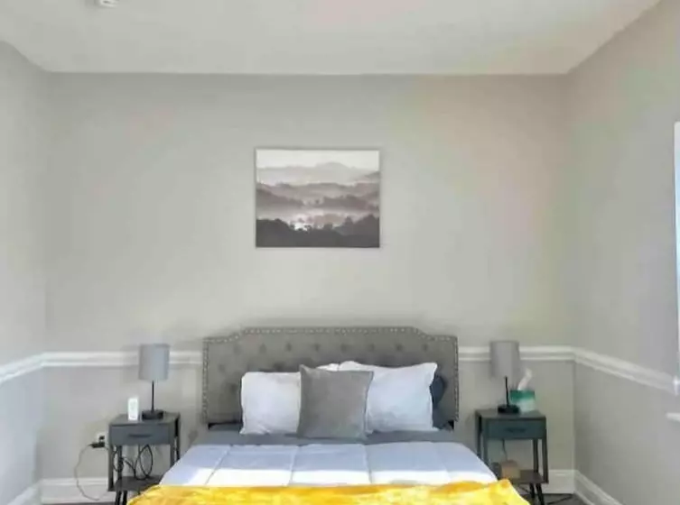 ホテル Crown Gem Near Dt And Yale