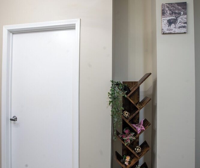 Hotel Crown Gem Near Dt And Yale