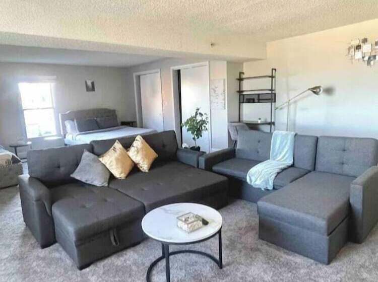 Hotel Crown Gem Near Dt And Yale