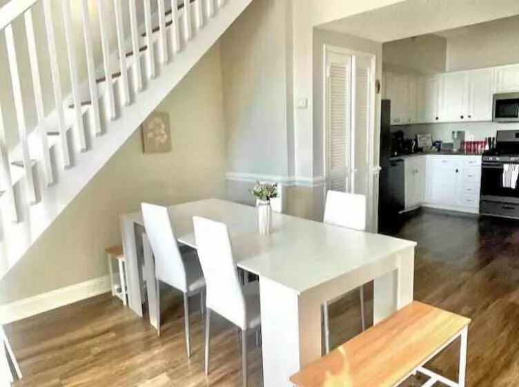 ホテル Crown Gem Near Dt And Yale