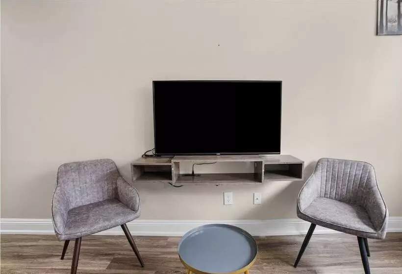 ホテル Crown Gem Near Dt And Yale