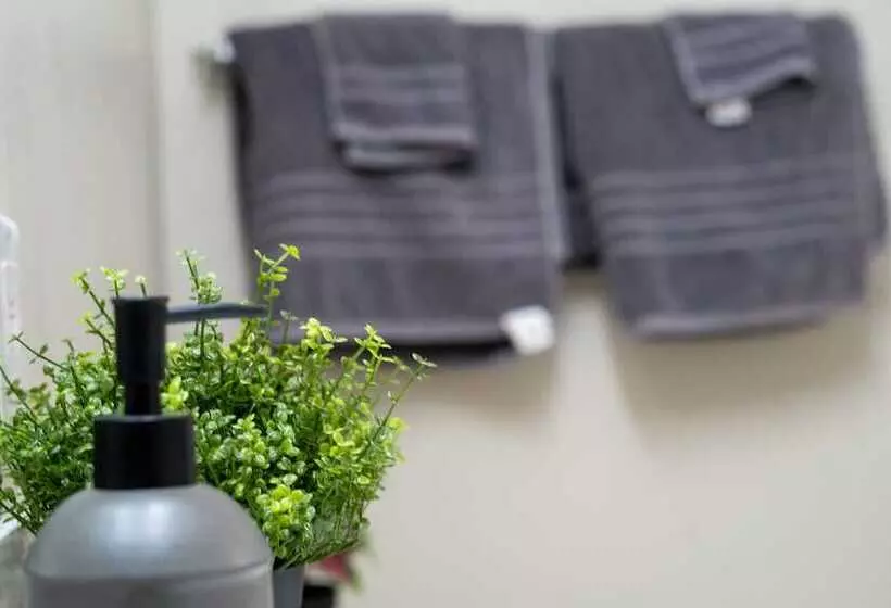 ホテル Crown Gem Near Dt And Yale