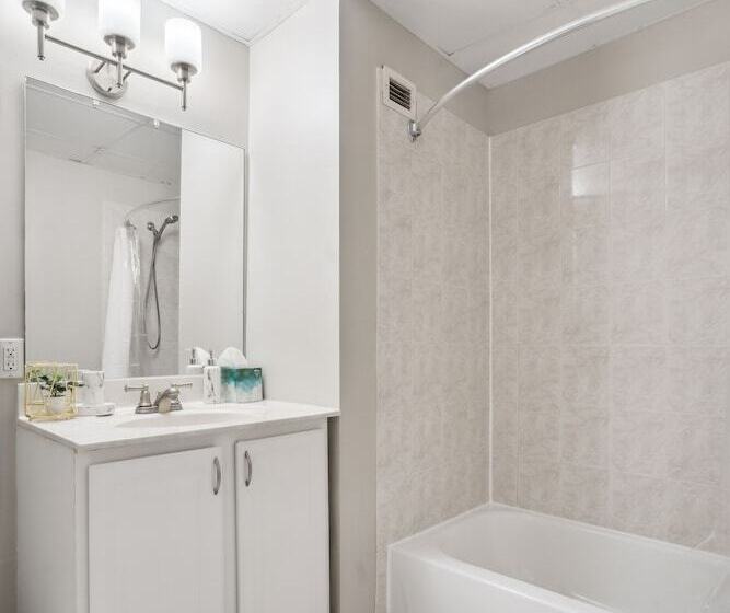 Hotel Crown Gem Near Dt And Yale