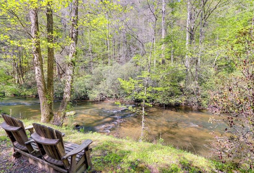 Ellijay Cottage W/ Creek Access & Private Hot Tub!