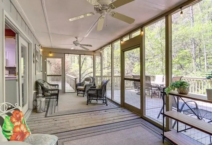 Ellijay Cottage W/ Creek Access & Private Hot Tub!