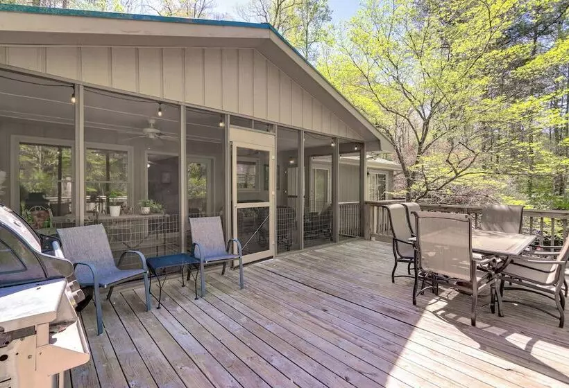 Ellijay Cottage W/ Creek Access & Private Hot Tub!
