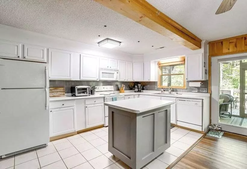 Ellijay Cottage W/ Creek Access & Private Hot Tub!