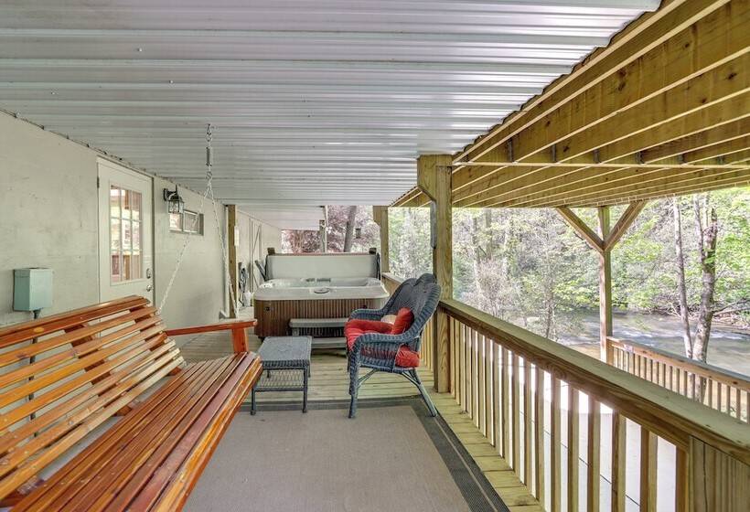Ellijay Cottage W/ Creek Access & Private Hot Tub!