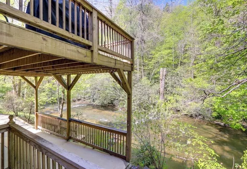 Ellijay Cottage W/ Creek Access & Private Hot Tub!