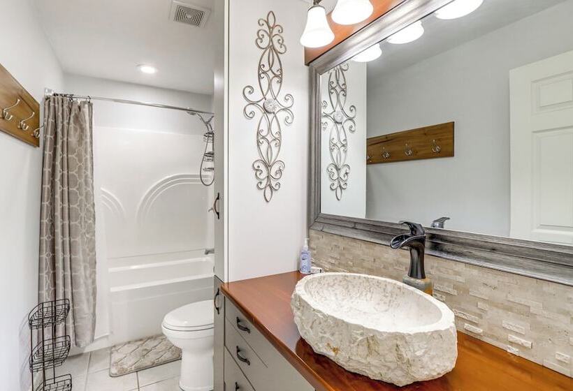 Ellijay Cottage W/ Creek Access & Private Hot Tub!