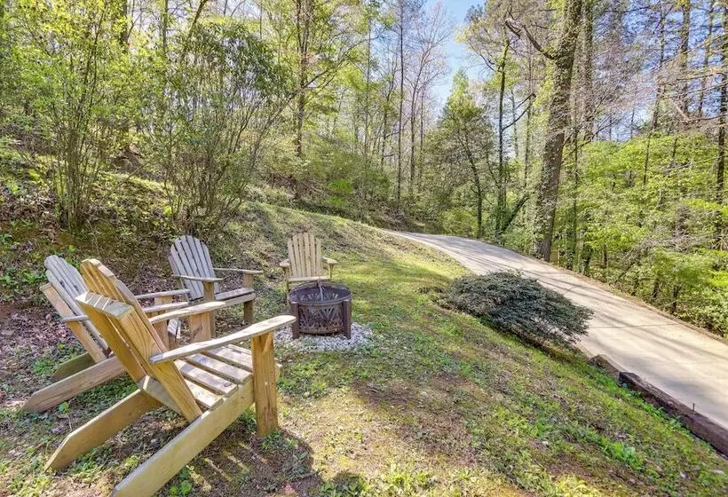 Ellijay Cottage W/ Creek Access & Private Hot Tub!