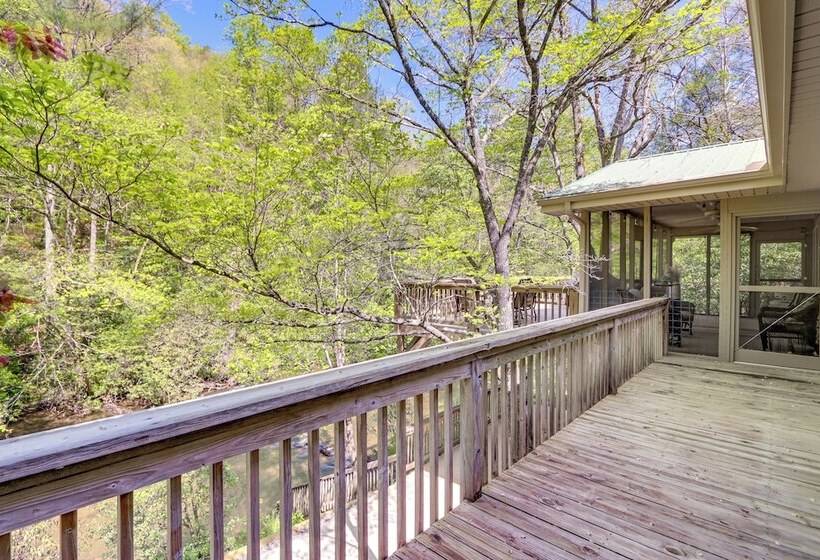 Ellijay Cottage W/ Creek Access & Private Hot Tub!