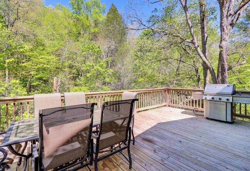 Ellijay Cottage W/ Creek Access & Private Hot Tub!