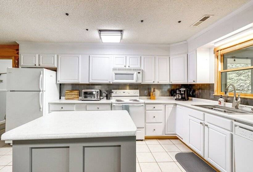 Ellijay Cottage W/ Creek Access & Private Hot Tub!