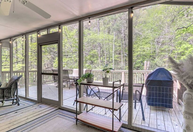 Ellijay Cottage W/ Creek Access & Private Hot Tub!
