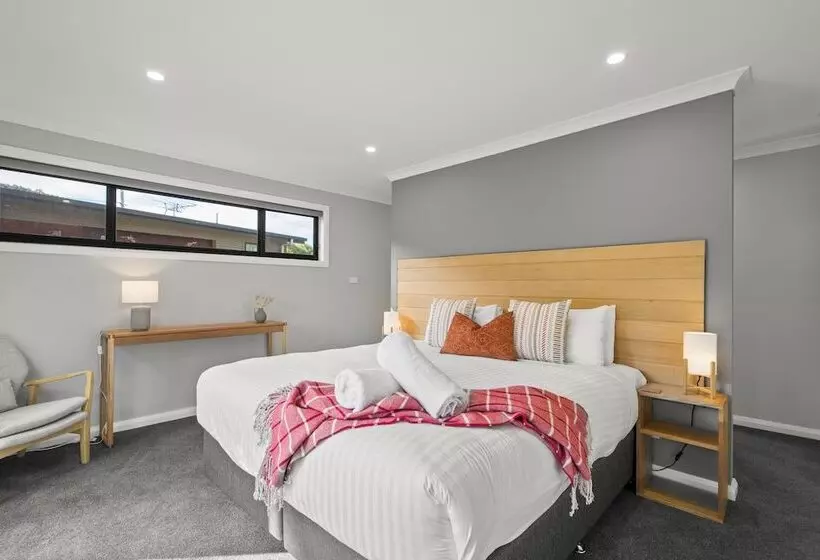 Herlihys On Huon Cabin 2