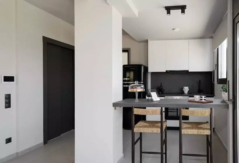 Hotelli Athens Riviera Suites