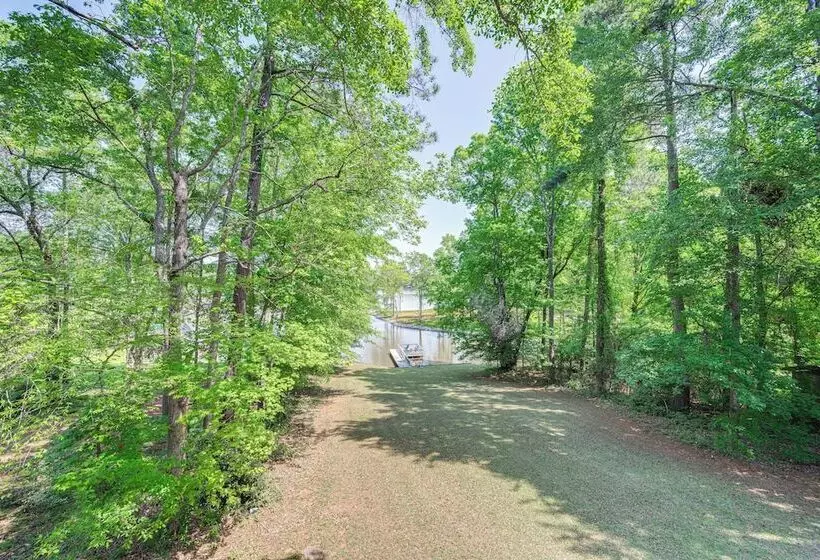 Milledgeville Home W/ Game Room & Private Dock!