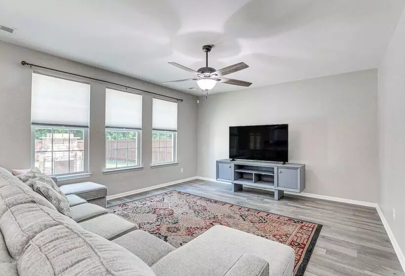 Pet Friendly Ladson Home: 23 Mi To Charleston!