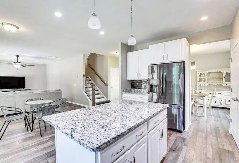 Pet Friendly Ladson Home: 23 Mi To Charleston!