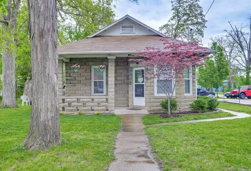 Pet Friendly Pacific Cottage Near Purina Farms!