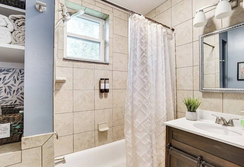 Pet Friendly Pacific Cottage Near Purina Farms!