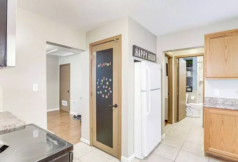 Pet Friendly Pacific Cottage Near Purina Farms!