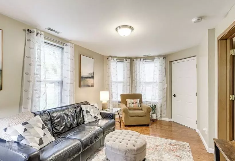 Pet Friendly Pacific Cottage Near Purina Farms!