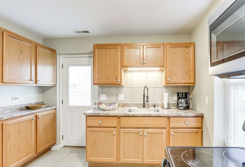 Pet Friendly Pacific Cottage Near Purina Farms!