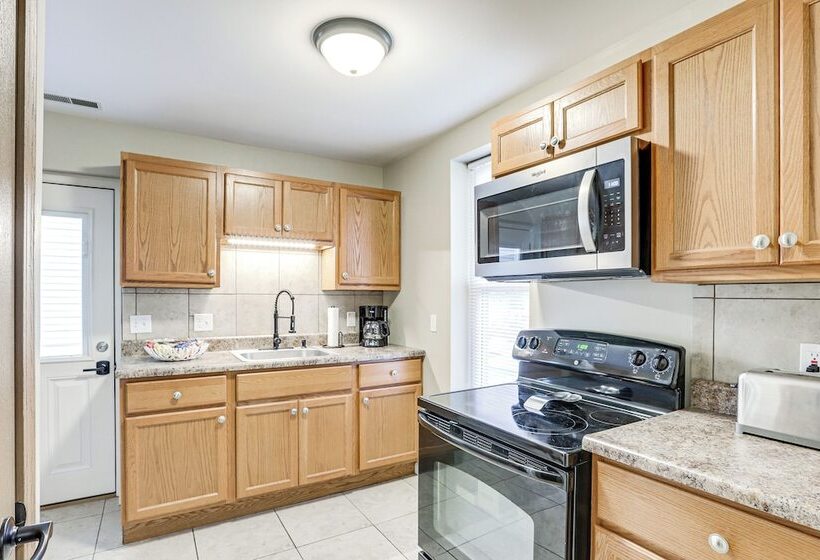 Pet Friendly Pacific Cottage Near Purina Farms!