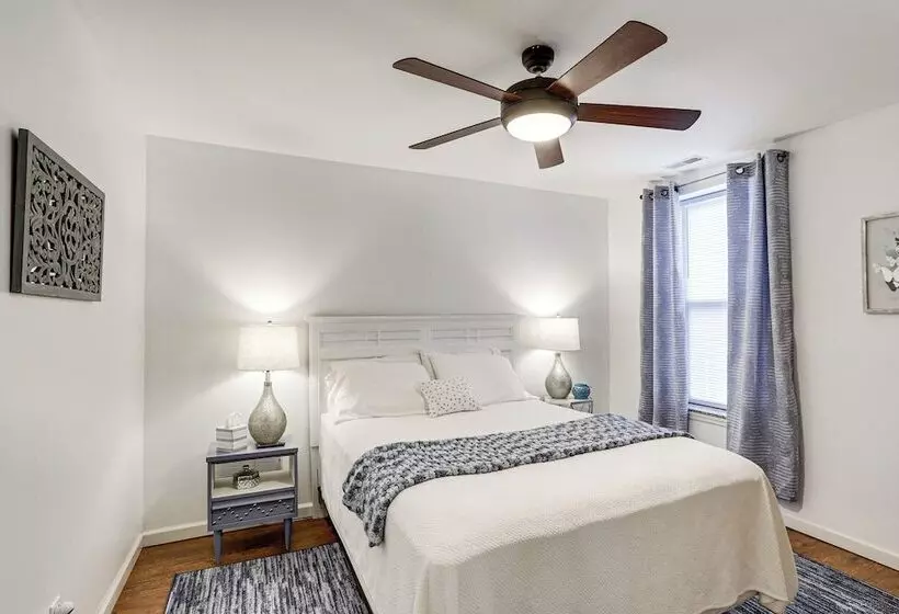 Pet Friendly Pacific Cottage Near Purina Farms!