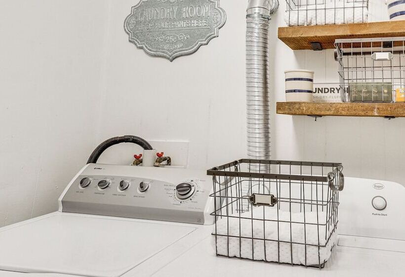 Pet Friendly Pacific Cottage Near Purina Farms!