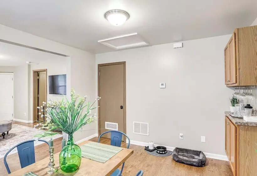 Pet Friendly Pacific Cottage Near Purina Farms!