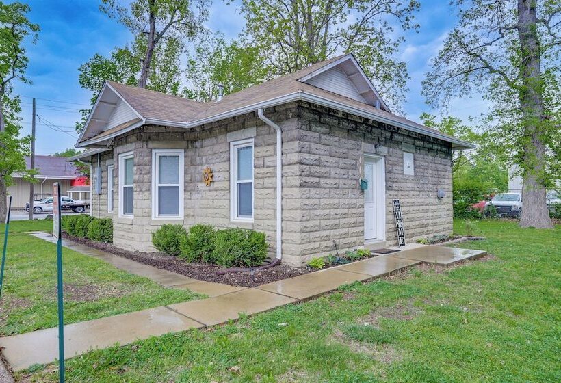 Pet Friendly Pacific Cottage Near Purina Farms!