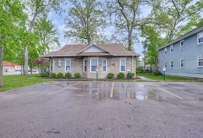 Pet Friendly Pacific Cottage Near Purina Farms!