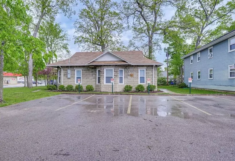 Pet Friendly Pacific Cottage Near Purina Farms!