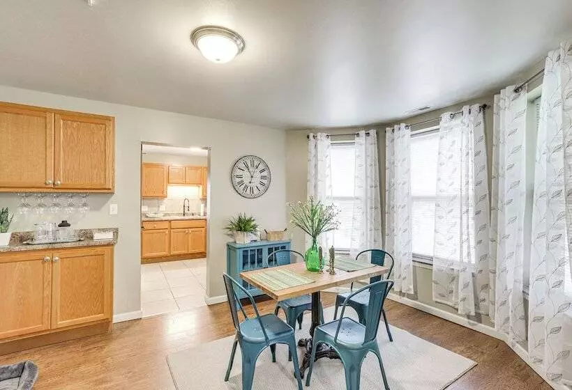 Pet Friendly Pacific Cottage Near Purina Farms!