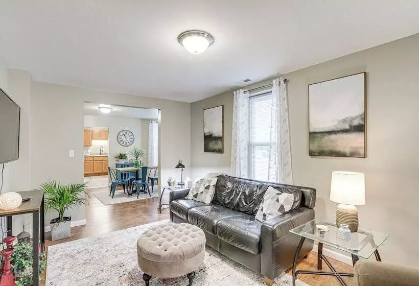 Pet Friendly Pacific Cottage Near Purina Farms!